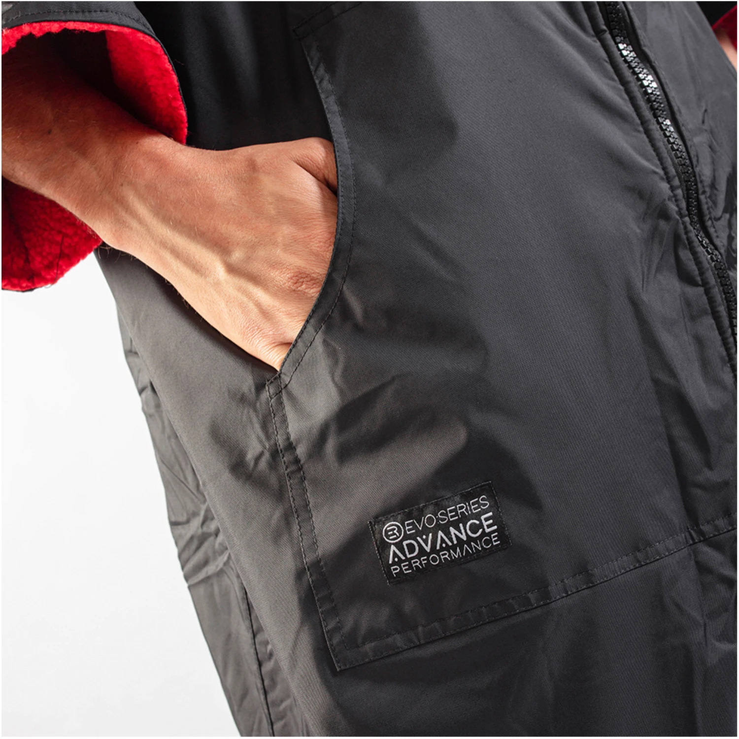 Gul Evorobe Hooded Changing Robe & Nava Performance 30L Duffel Bag Bundle - Image 9